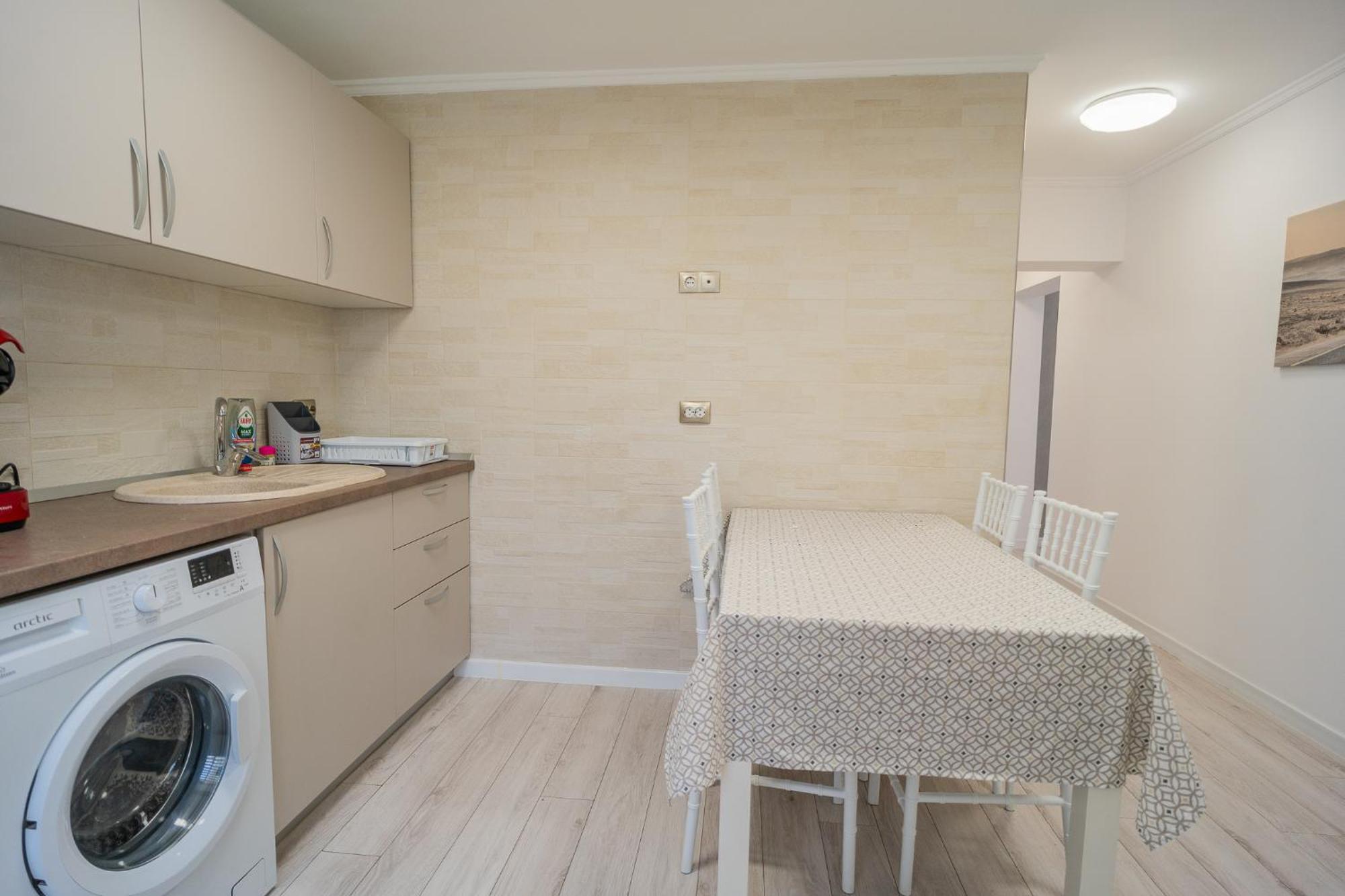 Luxury 2br On Decebal Avenue 公寓